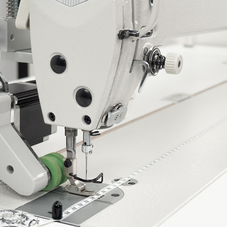 Automatic long arm lockstitch machine with puller - complete sewing machine