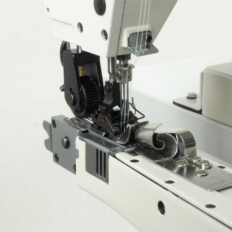 Feed-off-the-arm chainstitch machine with double puller and energy-saving AC Servo motor - complete sewing machine