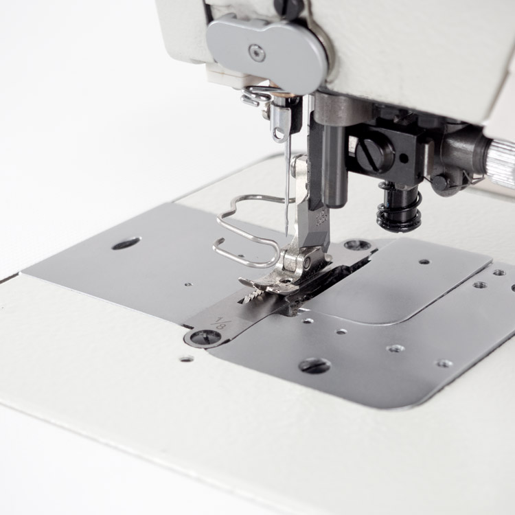 Automatic lockstitch machine with a side trimmer, decorative stitch for light and medium materials, with a stepper motor and needle positioning